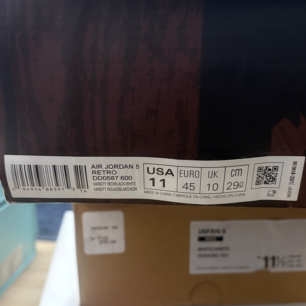 Jordan Retro 5 Varsity Red and White Home Accent
Jordan five raging Bull